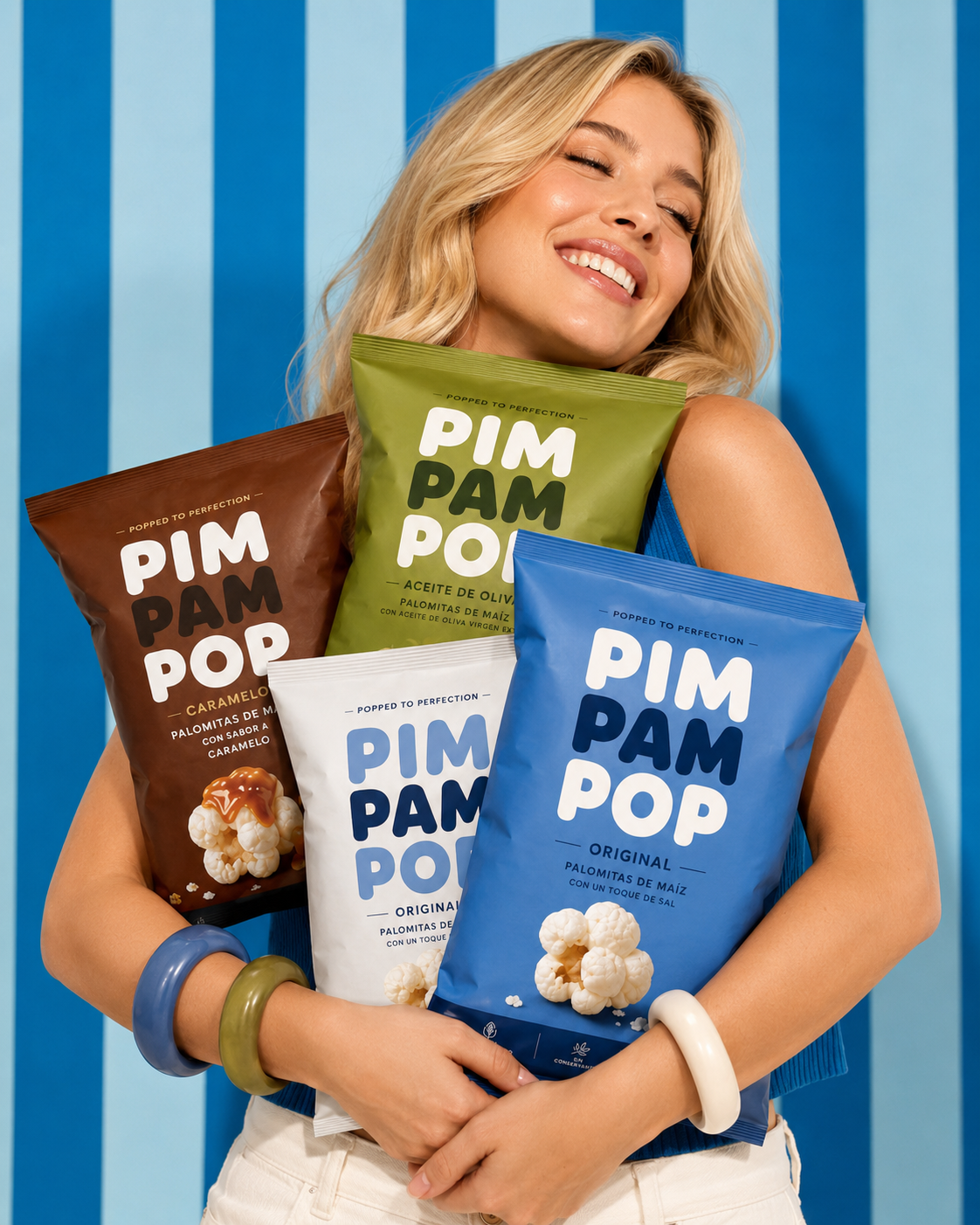 Chica sonriendo abrazando bolsas de palomitas PimPamPop